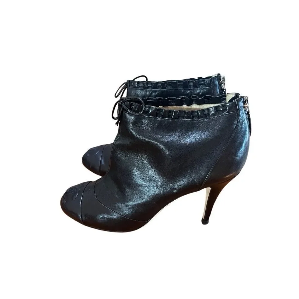 Chanel Interlocked CC Cap Toe Black Leather Ruffle Bow Ankle Boot Heels 38.5